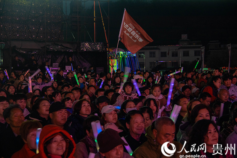 現場觀眾熱情高漲。人民網 黃小桃攝