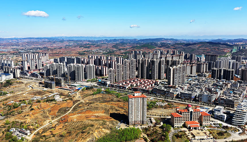 貴州省畢節市威寧彝族回族苗族自治縣縣城，高樓林立、錯落有致，處處煥發出城鎮建設的生機與活力。