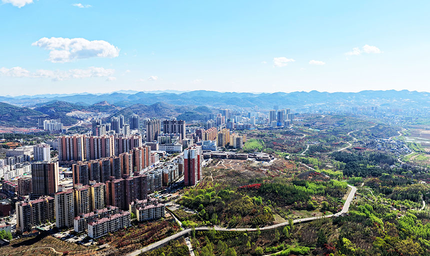 貴州省畢節(jié)市威寧彝族回族苗族自治縣縣城，高樓林立、錯(cuò)落有致，處處煥發(fā)出城鎮(zhèn)建設(shè)的生機(jī)與活力。