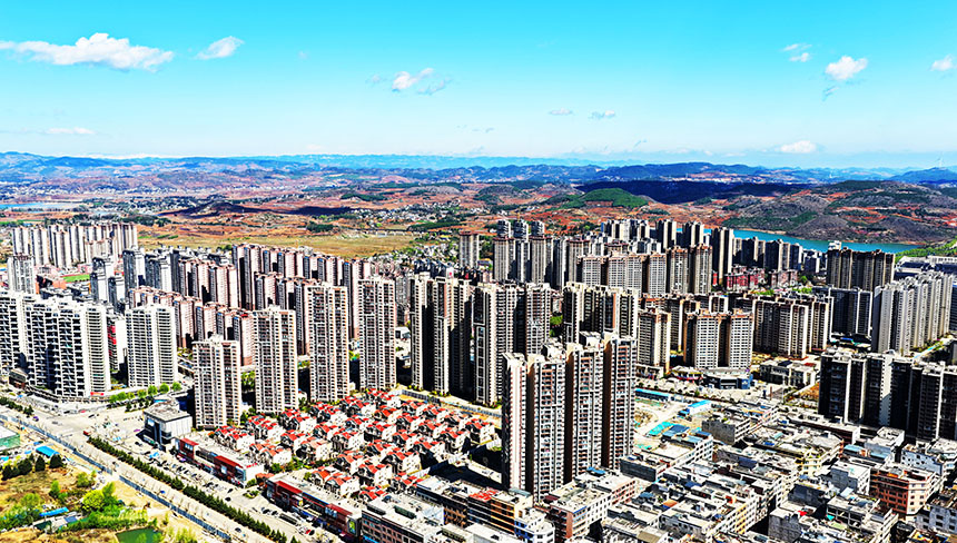 貴州省畢節市威寧彝族回族苗族自治縣縣城，高樓林立、錯落有致，處處煥發出城鎮建設的生機與活力。