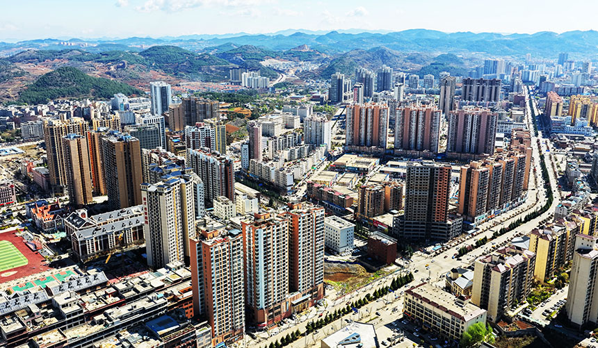 貴州省畢節市威寧彝族回族苗族自治縣縣城，高樓林立、錯落有致，處處煥發出城鎮建設的生機與活力。