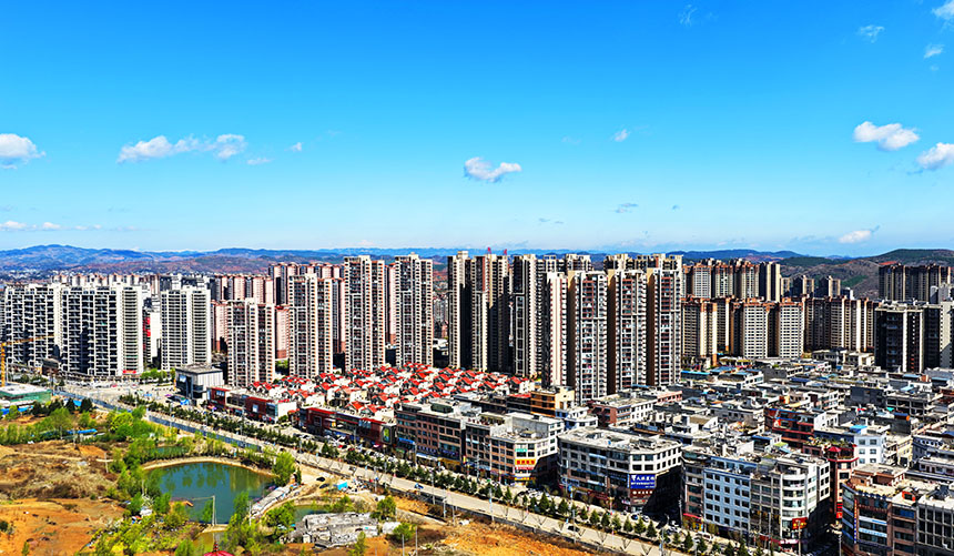 貴州省畢節(jié)市威寧彝族回族苗族自治縣縣城，高樓林立、錯(cuò)落有致，處處煥發(fā)出城鎮(zhèn)建設(shè)的生機(jī)與活力。