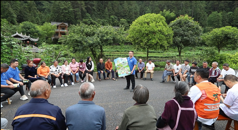 圖為 貴州梵凈山國家級自然保護區管理局工作人員普法宣傳。梵管局供圖