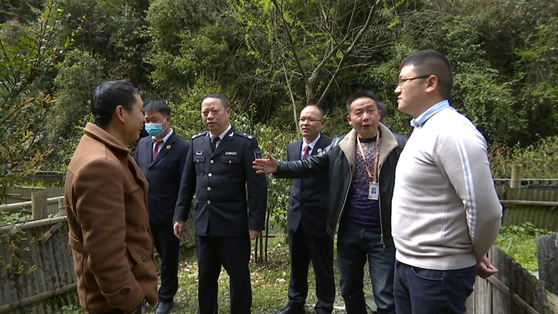 執法員在梵凈山調查取證。 印江檢察院供圖