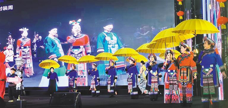 “烏蒙村秀”《云上霓裳》正在演出。蔣興勇攝