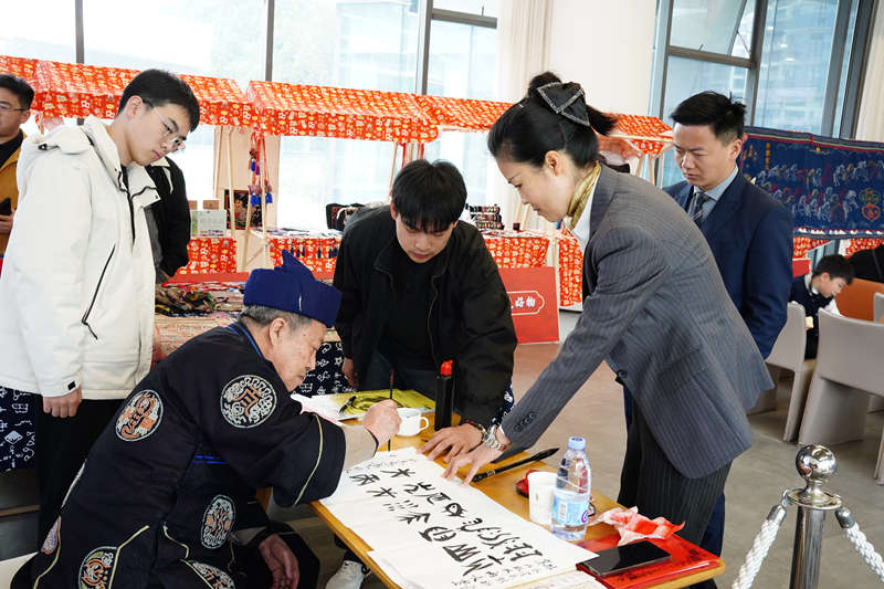 非遺傳承人現場進行水書創作。