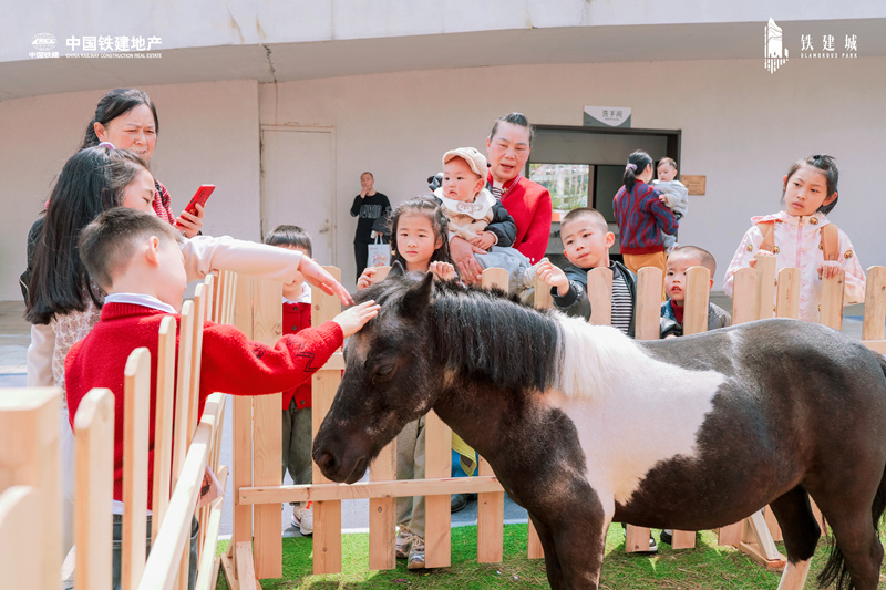 現場群眾活動。