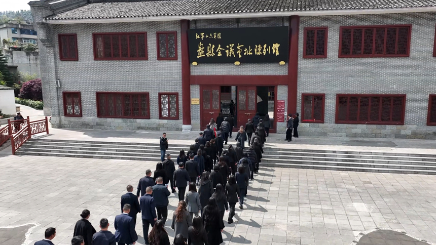 市民游客走進盤縣會議會址參觀。盤州市委宣傳部供圖