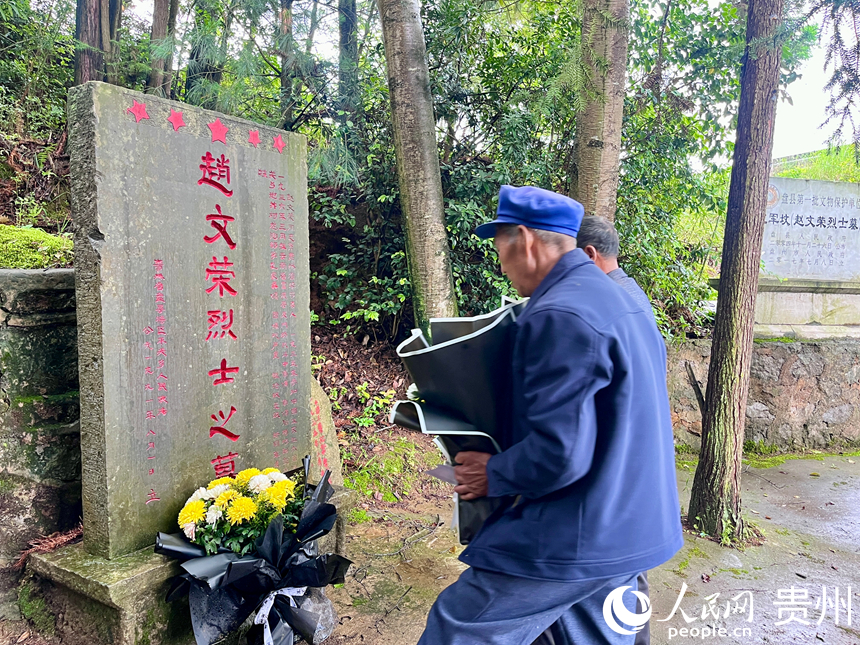 往年，鄒廣陽、鄒廣周在趙文榮烈士墓前灑掃、獻花。人民網記者 陳潔泉攝