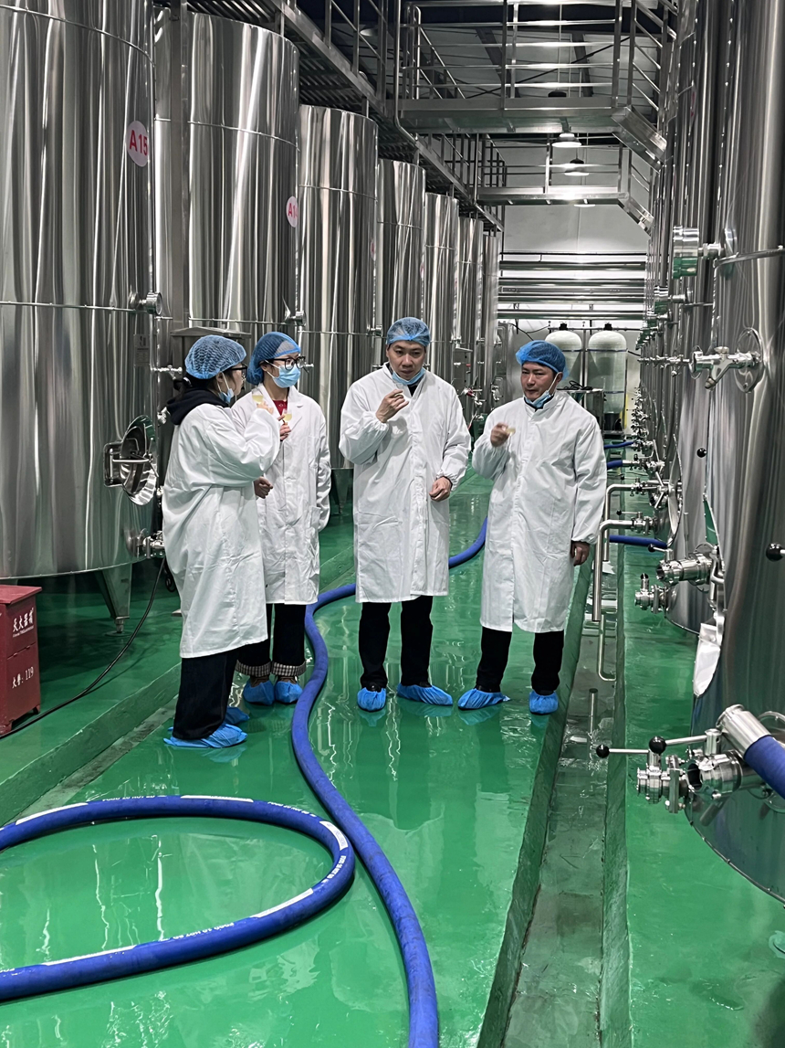 師生團(tuán)隊(duì)到企業(yè)調(diào)研。