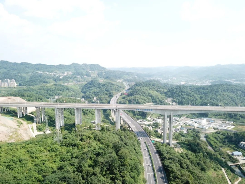 息烽縣環團圓山大道橫跨蘭海高速.jpg