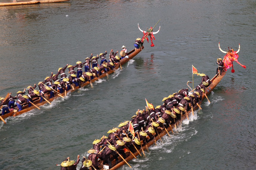 施秉縣馬號鎮六合村獨木龍舟比賽。