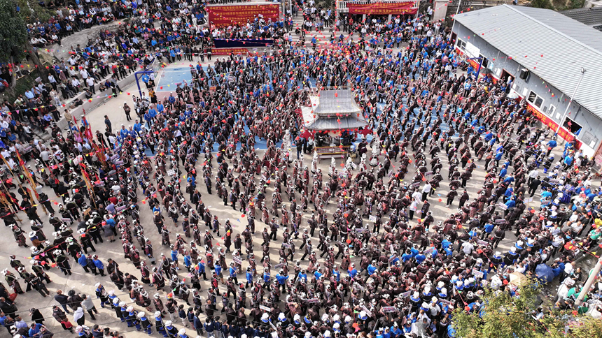 施秉縣馬號鎮(zhèn)黃古村舉辦重陽豐收節(jié) 苗族群眾在展演聚會。楊健攝