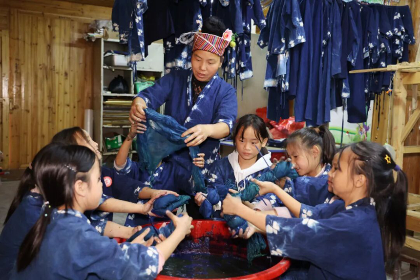 施秉縣馬號鎮(zhèn)黃古小學組織學生學習扎染技術。