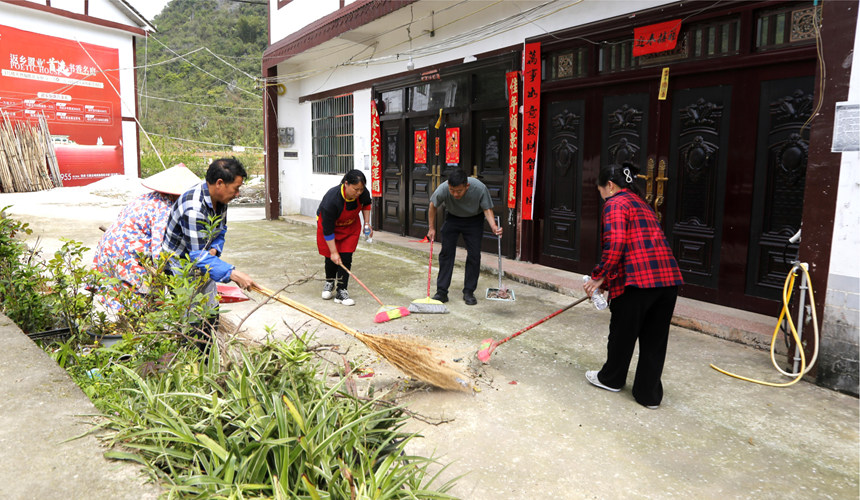 村民自發參與環境衛生整治。