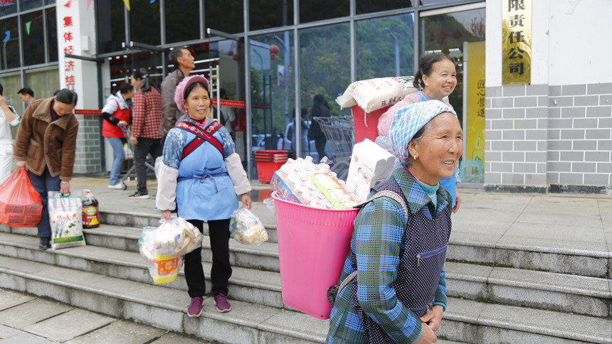 村民們用積分兌換生活物資。