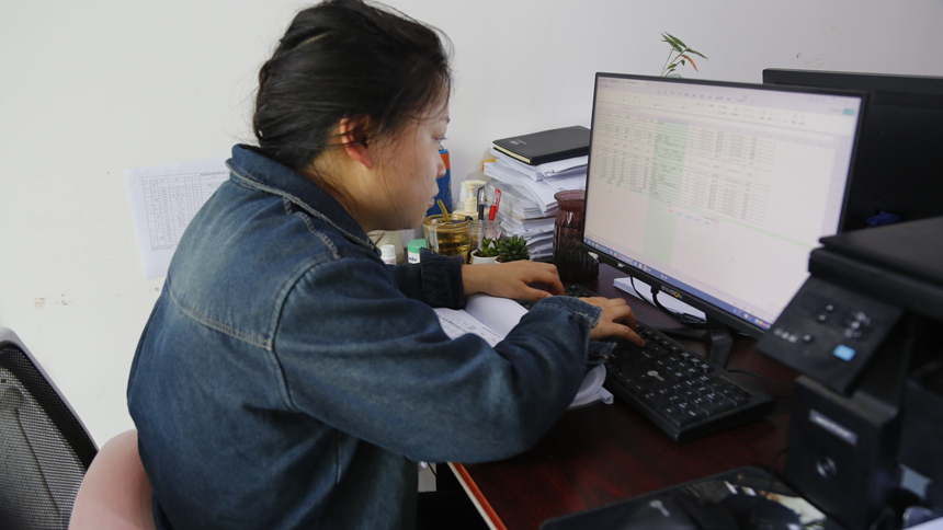 代化社區工作員為村民錄入積分。