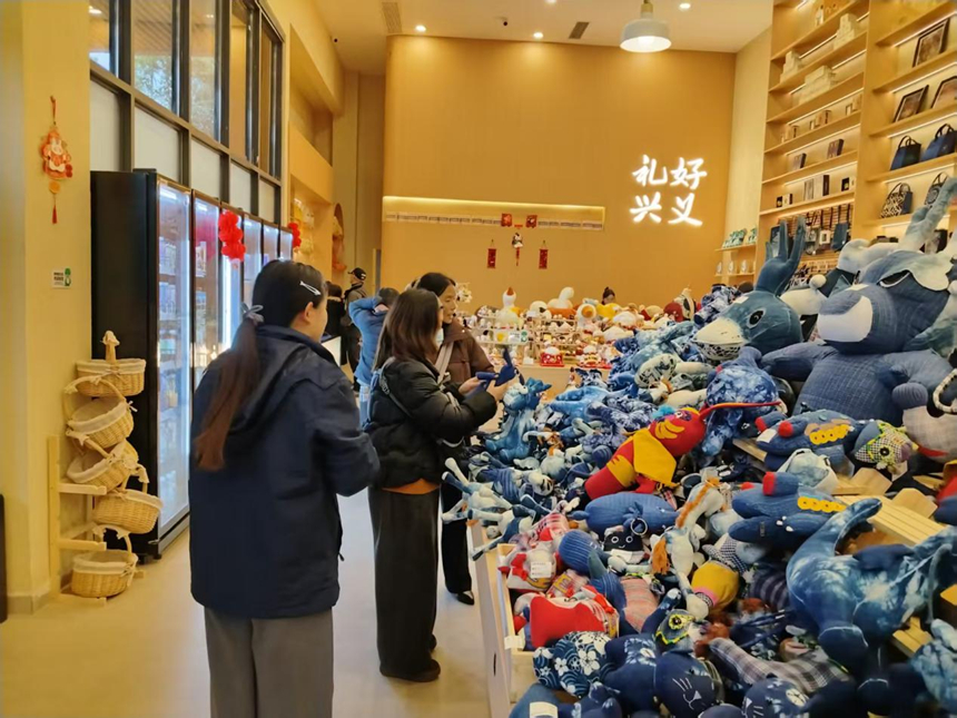 選購文創產品。