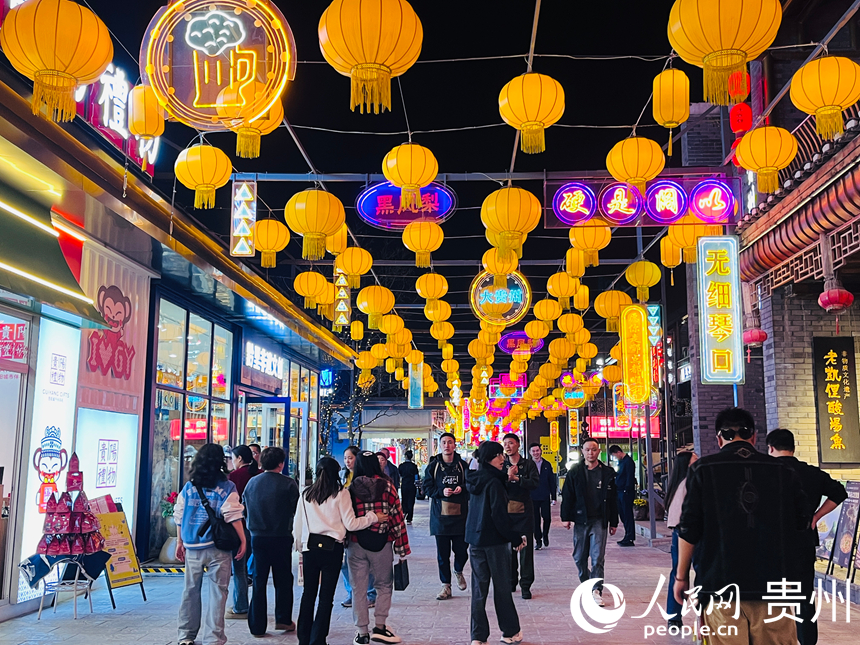 多彩貴州城濃濃的煙火氣息。人民網(wǎng)記者 陳潔泉攝