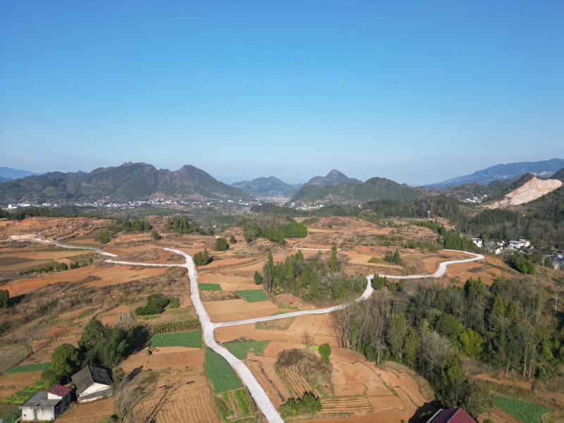 松桃迓駕鎮：春耕備耕正當時 沃野田疇繪新篇。