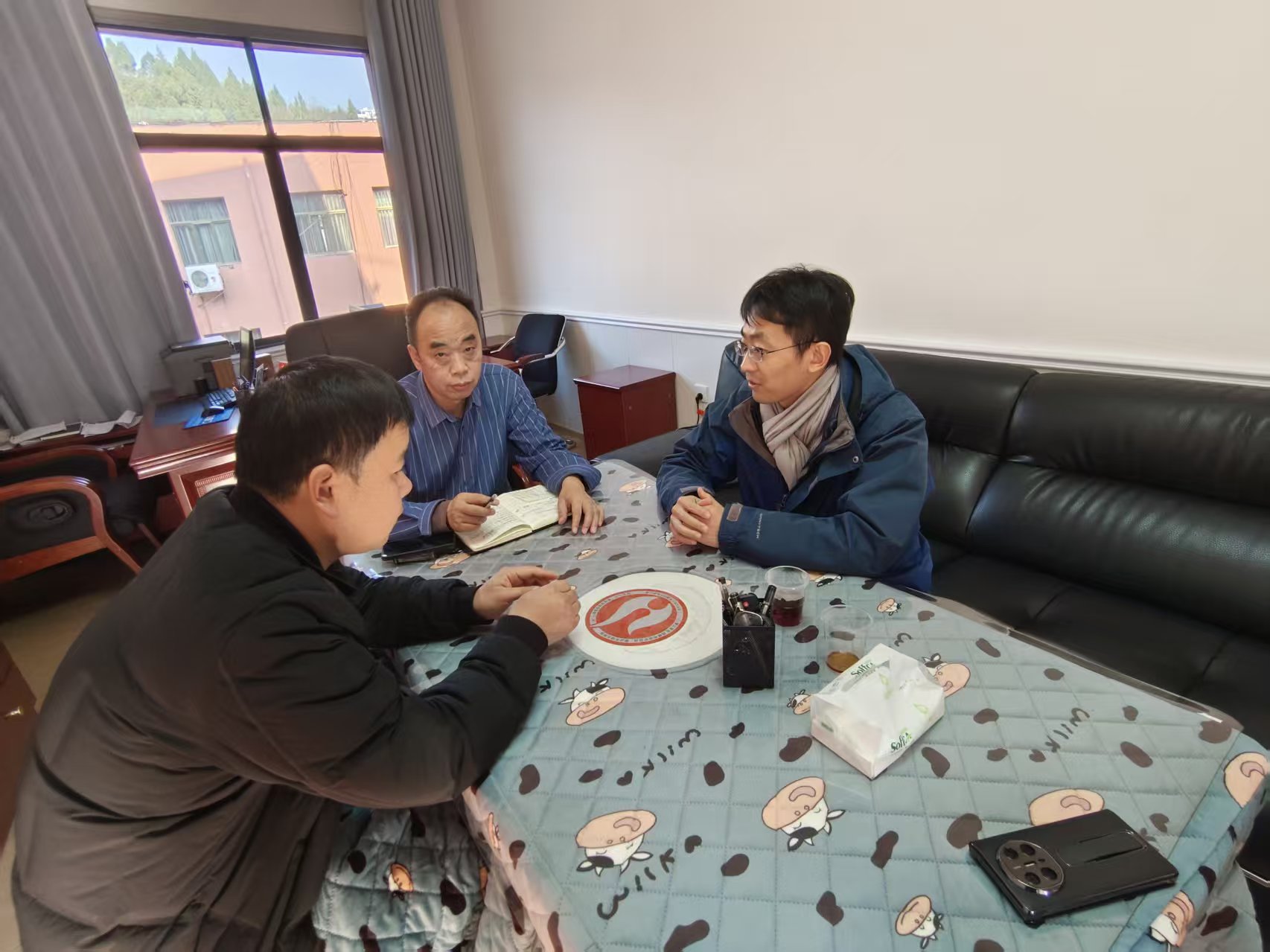 彭小凡指導本莊中學開展課題研究相關工作。