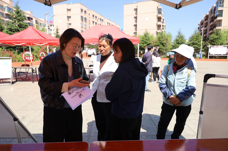 工作人員在向求職者介紹崗位情況。