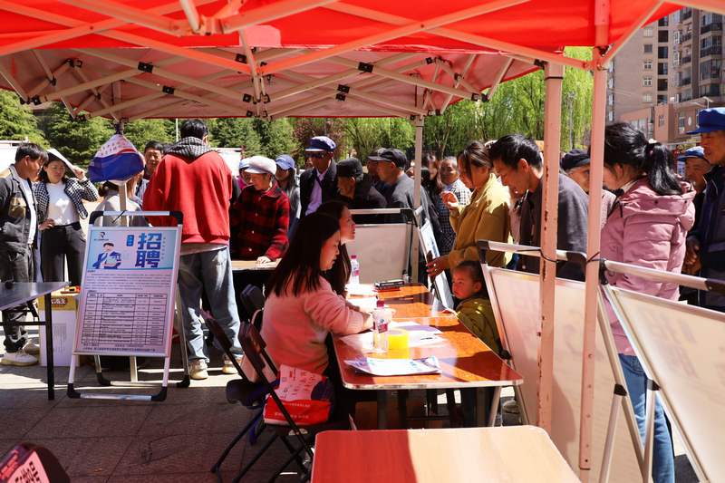 求職人員正在登記信息。