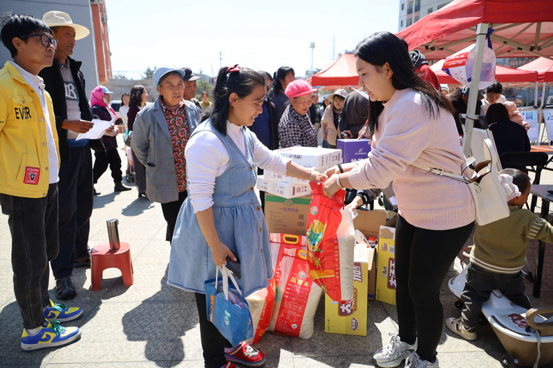 工作人員在在為抽獎獲獎者發放禮品。