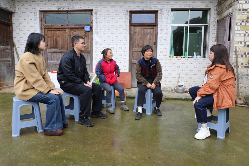 肖騰、張楚梅、楊林平詢問她的身體狀況。姜繼恒攝