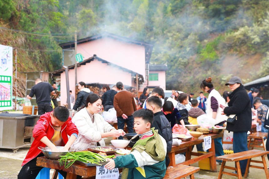 在劍河縣一處農場，家長和小朋友們在共同制作美食。楊潔茹攝