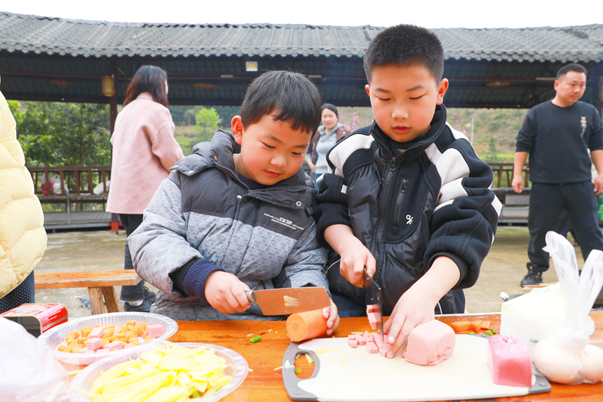 在劍河縣一處農場，小朋友們一起動手做飯。楊潔茹攝