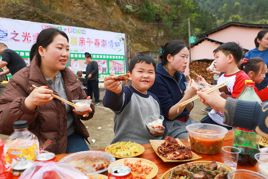小朋友在展示自己做的美食。楊潔茹攝