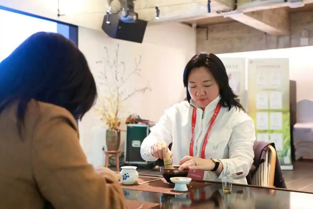 觀摩團嘉賓在云湖蘭山體驗點茶。