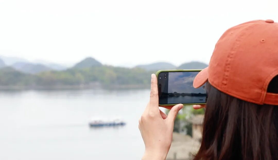 觀山湖區的風光深受嘉賓關注和喜愛。