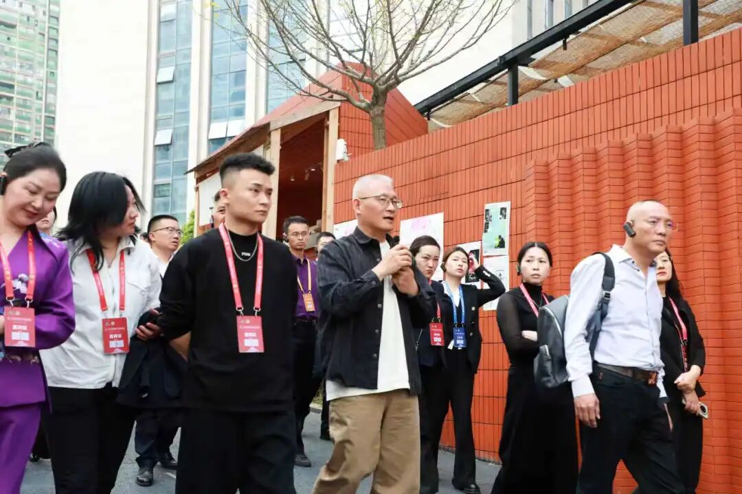 觀摩團一行聽取阿云朵倉的介紹。