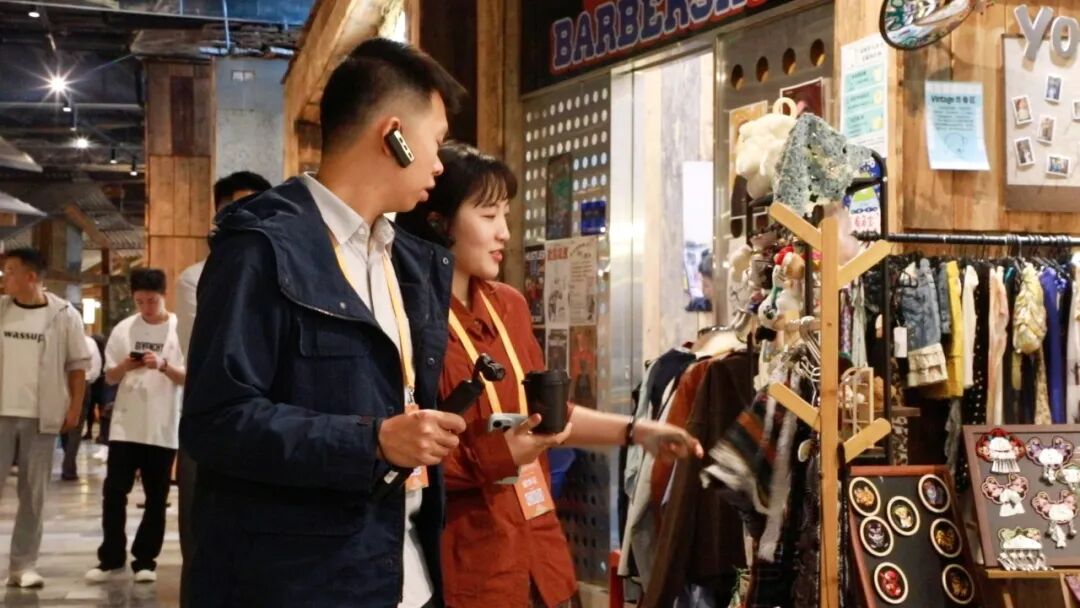 觀摩團嘉賓駐足欣賞阿云朵倉內的手工商品。