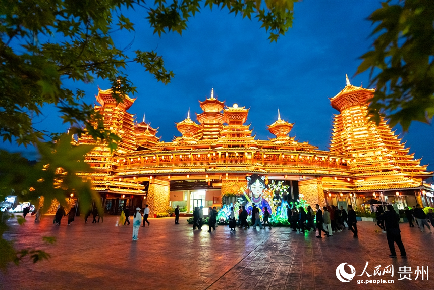 夜色下，燈火璀璨的多彩貴州城鼓樓廣場。人民網(wǎng)記者 涂敏攝