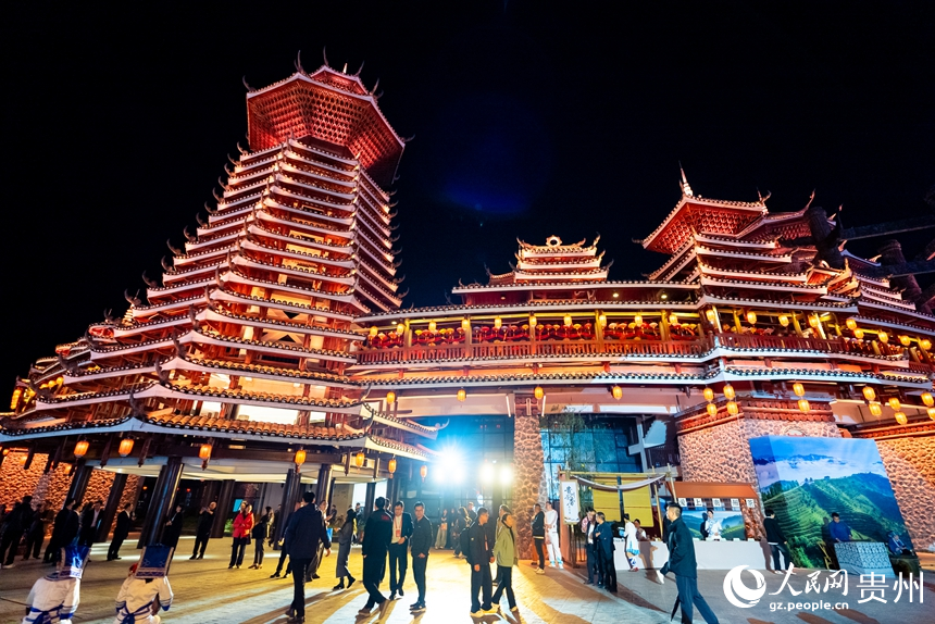 夜色下，燈火璀璨的多彩貴州城鼓樓廣場。人民網記者 涂敏攝