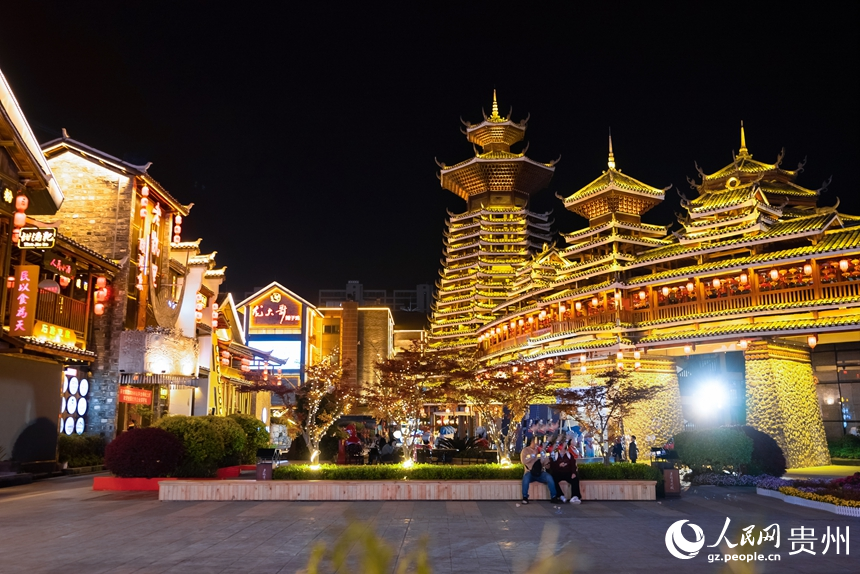 夜色下，燈火璀璨的多彩貴州城鼓樓廣場。人民網記者 涂敏攝