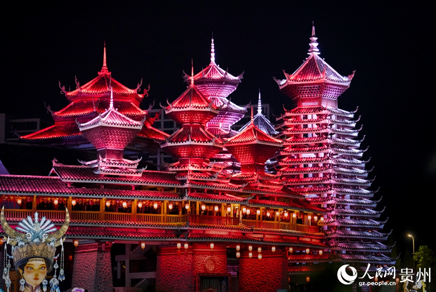 在絢麗燈光的襯托下，鼓樓顯得格外壯觀。人民網記者 涂敏攝