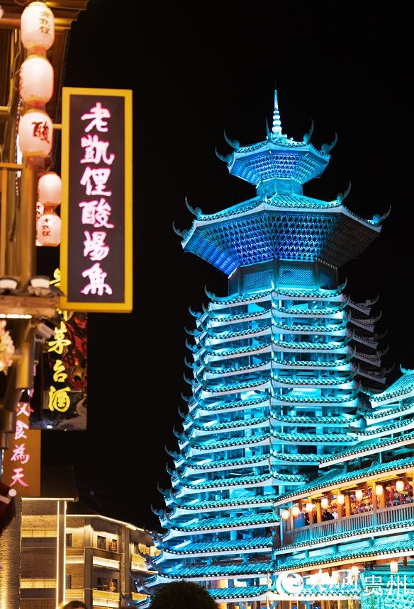 在絢麗燈光的襯托下，鼓樓顯得格外壯觀。人民網記者 涂敏攝 