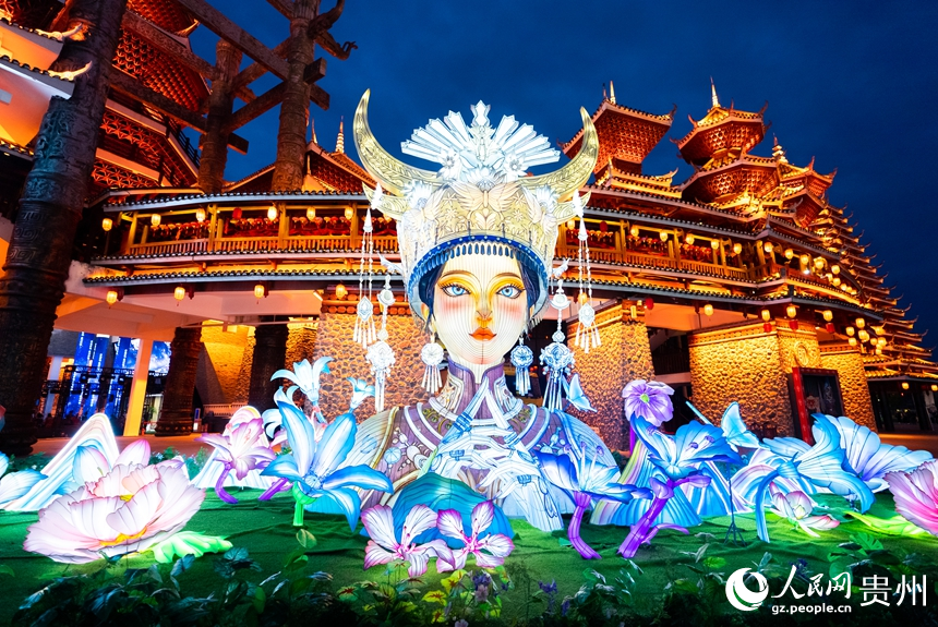 夜色下，燈火璀璨的多彩貴州城鼓樓廣場。人民網(wǎng)記者 涂敏攝