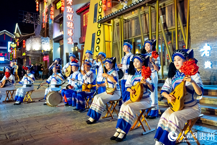 布依族八音坐唱展演。人民網(wǎng)記者 涂敏攝