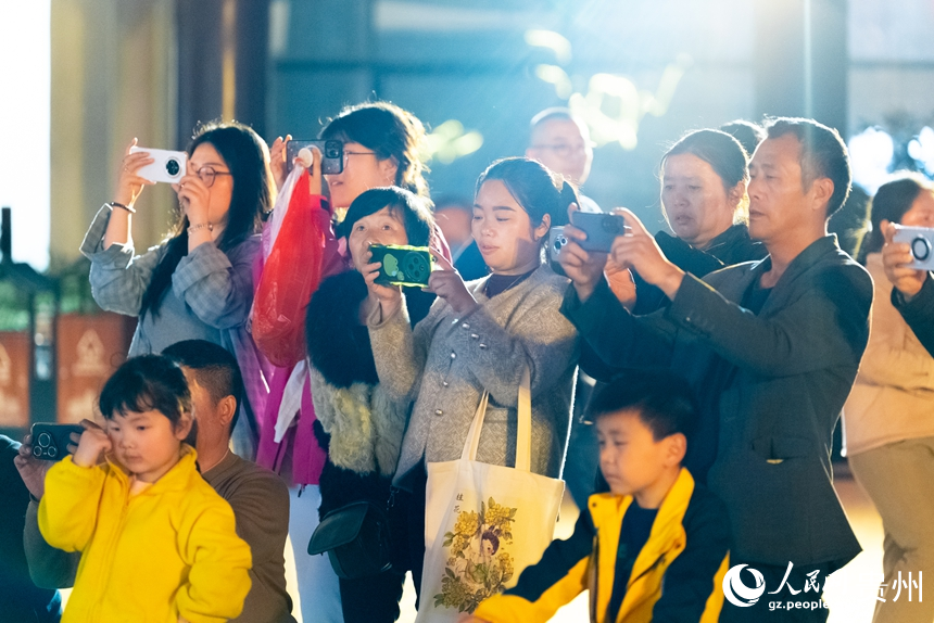 現(xiàn)場(chǎng)觀眾記錄展演精彩瞬間。人民網(wǎng)記者 涂敏攝
