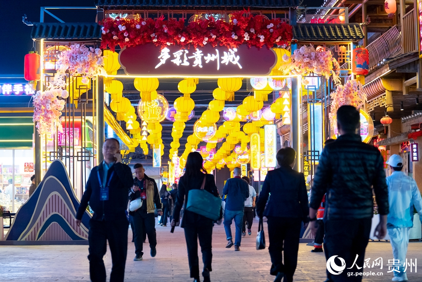 游客在多彩貴州城內(nèi)游覽。人民網(wǎng)記者 涂敏攝