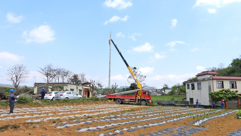 興義市豐都街道配電網升級建設施工現場。盧關文 攝.JPG