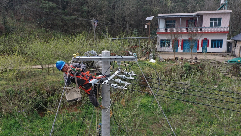 安龍縣錢相街道配電網施工現場施工現場。盧關文 攝.jpg