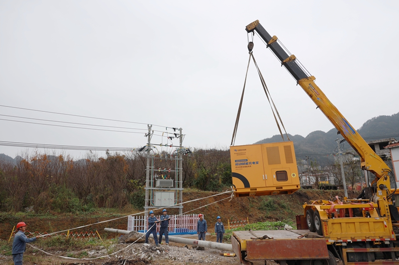 晴隆縣雞場鎮智能配電網示范臺區建設現場。盧關文 攝.jpg
