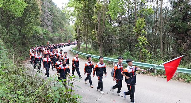 紫云自治縣第三中學(xué)師生徒步前往烈士陵園。