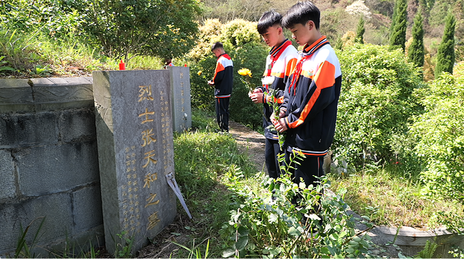 學(xué)生們緬懷革命先烈。